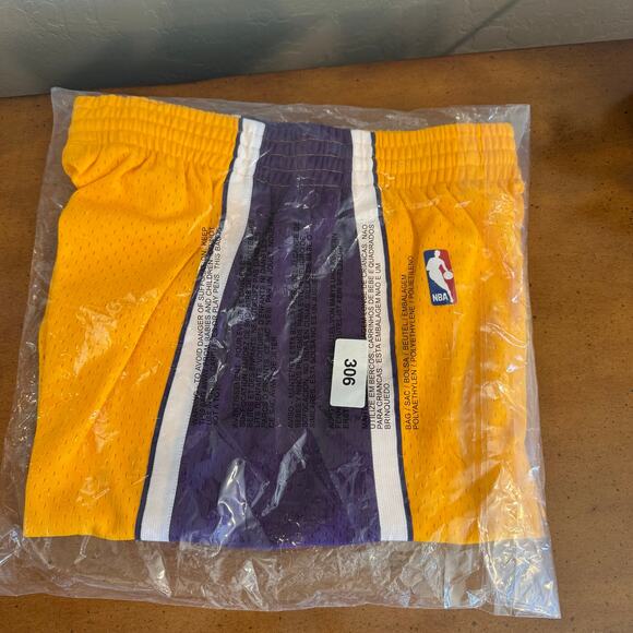 Mitchell & Ness NBA Lakers Swingman Shorts 2009 Gold Purple Size M NWT - Picture 2 of 6